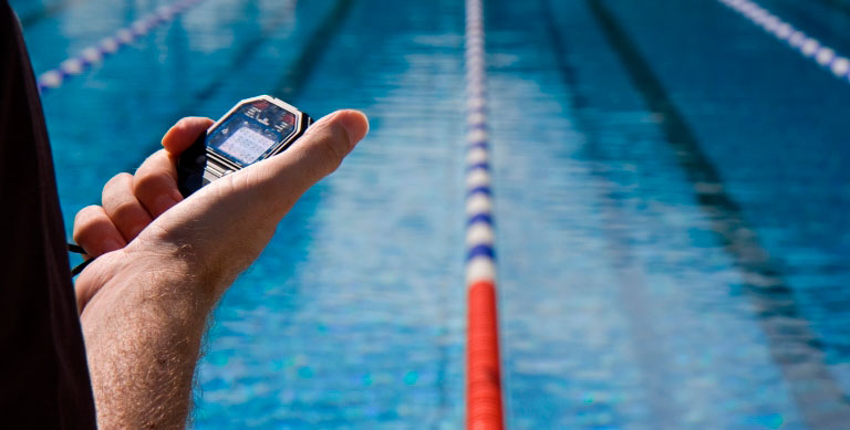 Как да изчислявате разстоянията в басейна, докато плувате 
