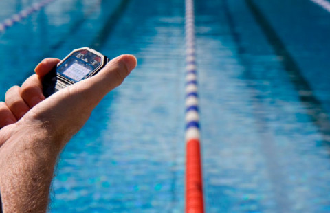 Как да изчислявате разстоянията в басейна, докато плувате